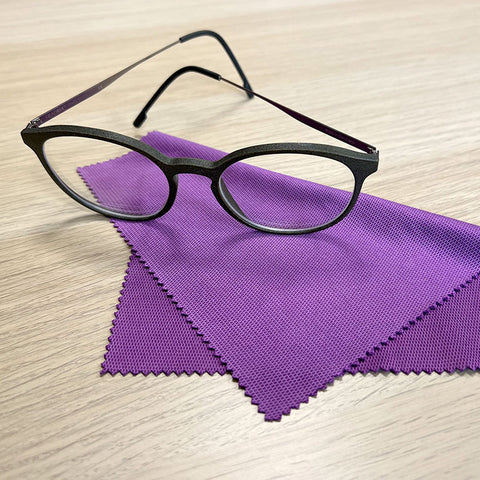 Brillenputztuch_Anwendung_Brille